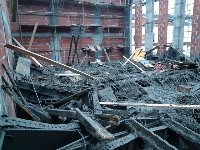 Kilkadziesiąt ton betonu oraz zbrojenia wraz z szalunkami runęło 10 metrów w dół do środka nowo budowanej sali gimnastycznej w Żurowej