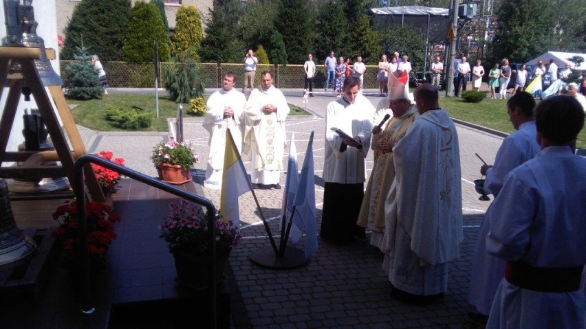 Biskup święcił dzwony w nowej parafii na Nowinach