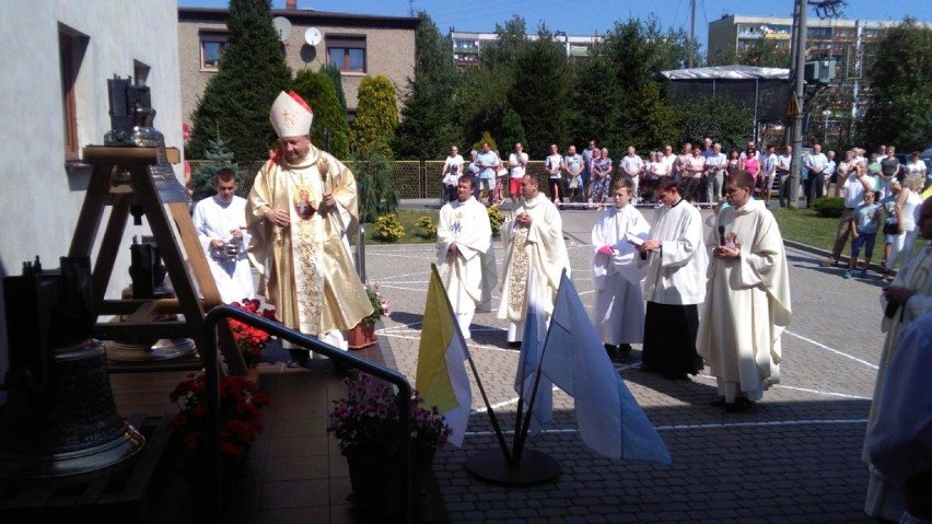 Biskup święcił dzwony w nowej parafii na Nowinach