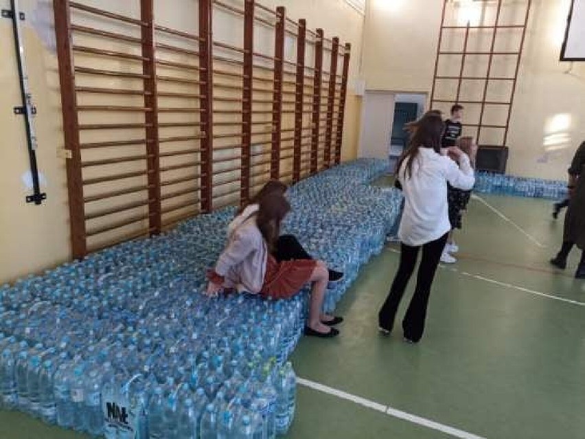  Dzięki akcji Armii Wolontariuszy ze Szkoły Podstawowej nr 4 w Kościerzynie do hospicjum trafiło aż 4 tysiące litrów butelkowanej wody