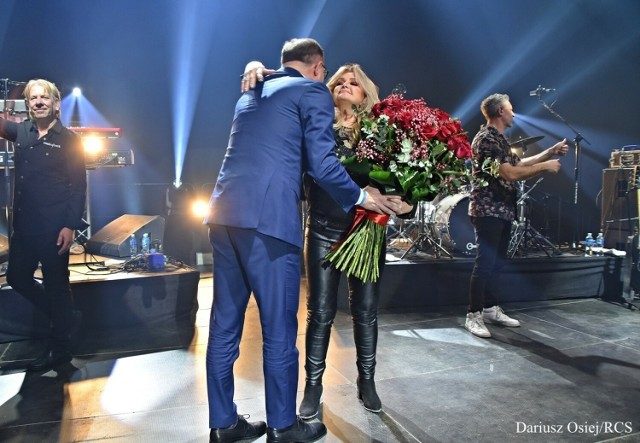 Koncert Bonnie Tyler w Radomiu. Kwiaty artystce wręcza prezydent Radomia Radosław Witkowski.