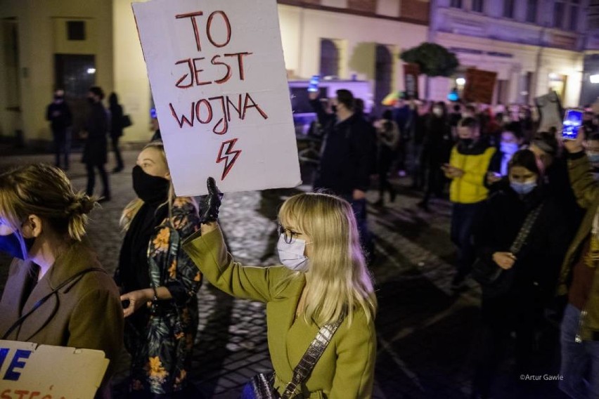 Strajk Kobiet w Tarnowie. Od skromnych pikiet do wielkich marszy ulicami miasta [TOP 25 ZDJĘĆ]