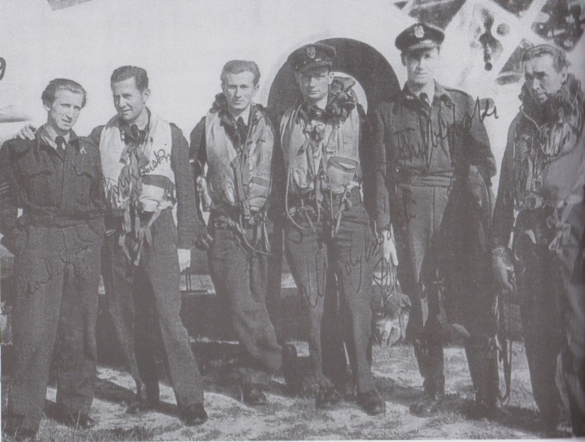 Po locie wellingtona z 4/5 maja 1944 r. Trzeci z lewej kaliszanin Zygmunt Pryliński
