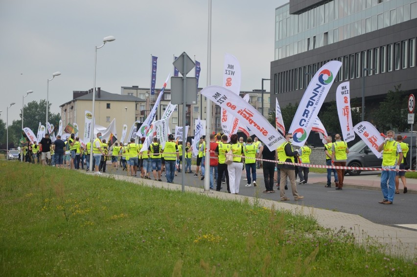 Pikieta przed siedzibą PGE GiEK - protestowali związkowcy