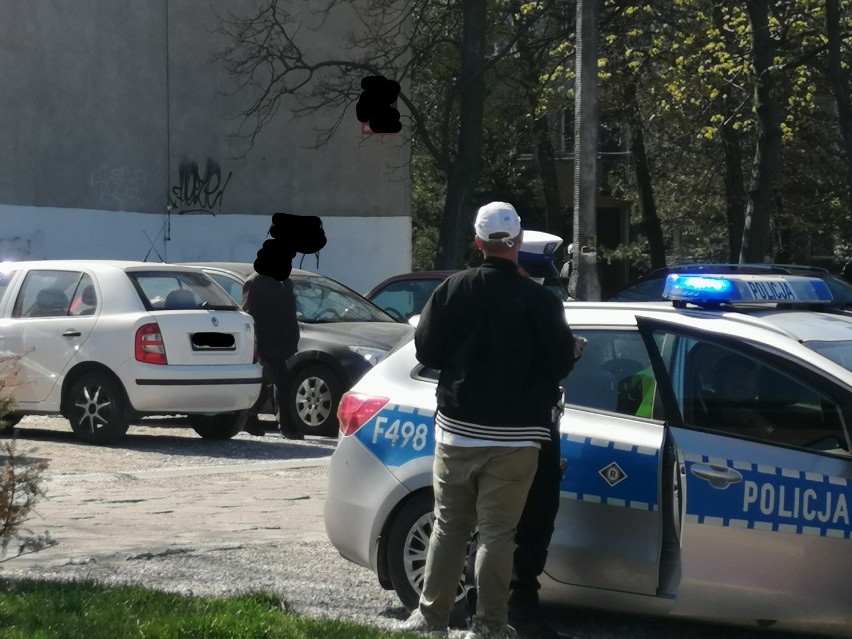 Wypadek na ulicy Piastowskiej w Radomsku. Honda uderzyła w słup oświetleniowy, kierowca uciekł