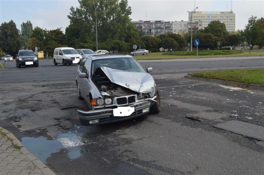 Zderzenie dwóch samochodów na skrzyżowaniu ul. Okrzei i Witosa [wideo, zdjęcia]