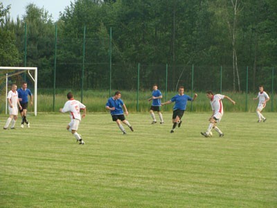 W derbach gminy Wręczyca Wielka  Amator Golce 1:0 pokonał Juniora Szarlejka. Przy piłce Piotr Zroślak (Junior)