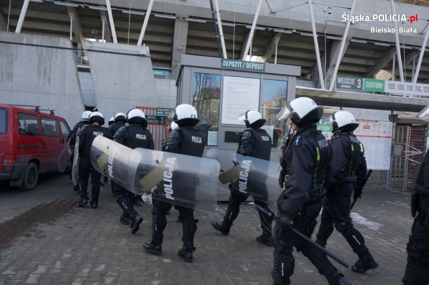 Akcja policji na Stadionie Miejskim w Bielsku-Białej. Użyto broni gładkolufowej