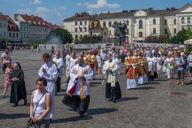 W Polsce Boże Ciało obchodzi w czwartek po Uroczystości Trójcy Świętej. To święto ruchome, wypadające zawsze 60 dni po Wielkanocy. Najwcześniej może przypaść 21 maja, najpóźniej 24 czerwca. W niektórych krajach przenoszone jest na kolejną niedzielę