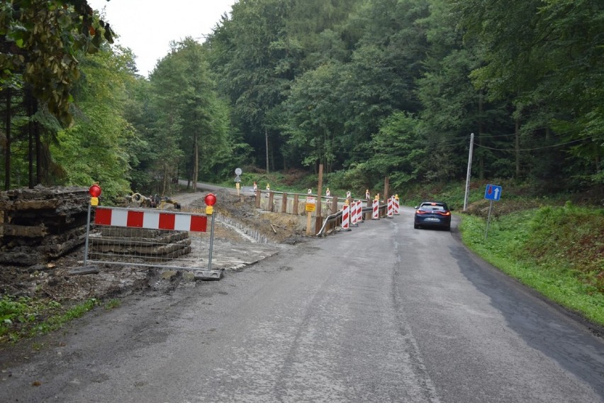 Zalasowa. Prace przy niebezpiecznym osuwisku na drodze powiatowej. Będą utrudnienia w ruchu