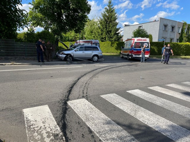 Zderzenie dwóch samochodów przy skrzyżowaniu Kossaka i Pułaskiego w Gubinie.