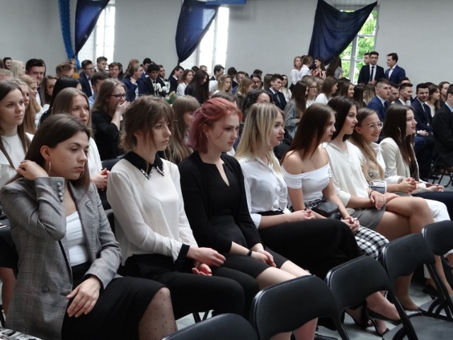 Aż 170 uczniów sandomierskiego Collegium Gostomianum pożegnało się ze szkołą,  kadrą pedagogiczną i młodszymi kolegami.