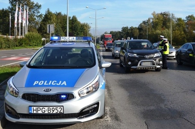 Policjanci przypominają kierującym oraz pieszym zasady bezpiecznego poruszania się po drogach