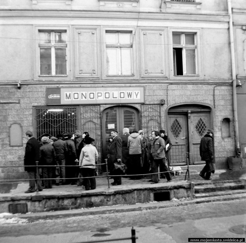 Za czym ta kolejka stoi? Sklepy w Świdnicy latach 70. i 80. Tu robili zakupy świdniczanie. Wyjątkowe zdjęcia! 