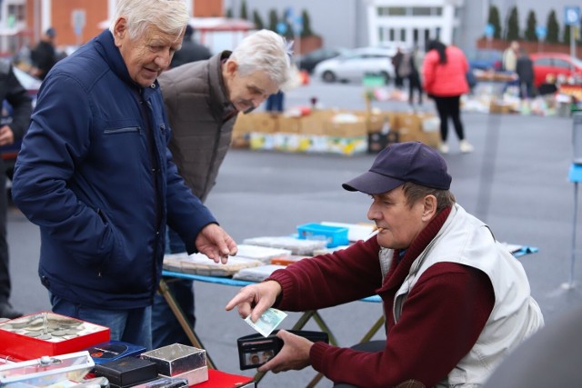 Pchli Targ przy CH Kometa w Toruniu na dobre wpisał się w handlową mapę miasta. Sprzedawcy na parkingu przed centrum pojawiają się w każdą niehandlową niedzielę. Również dzisiaj 23 października można było kupić wiele rzeczy. Zobaczcie zdjęcia. 

>>>>>>> 