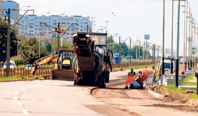 Na odcinku od ul. Augustów do ronda Inwalidów drogowcy zerwali już część asfaltu.