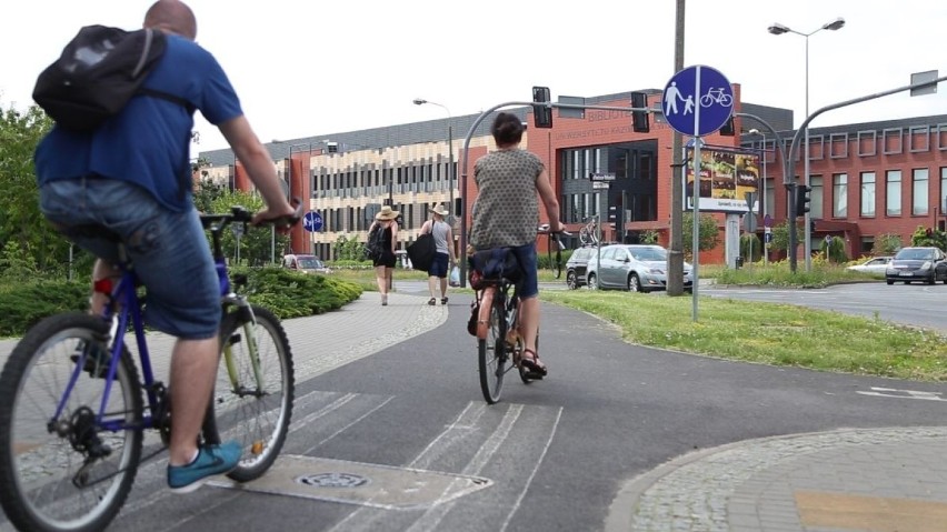 Jak bezpiecznie jeździć rowerem, na rolkach i hulajnodze. Obejrzyjcie film przygotowany przez policjantów z Inowrocławia i Bydgoszczy