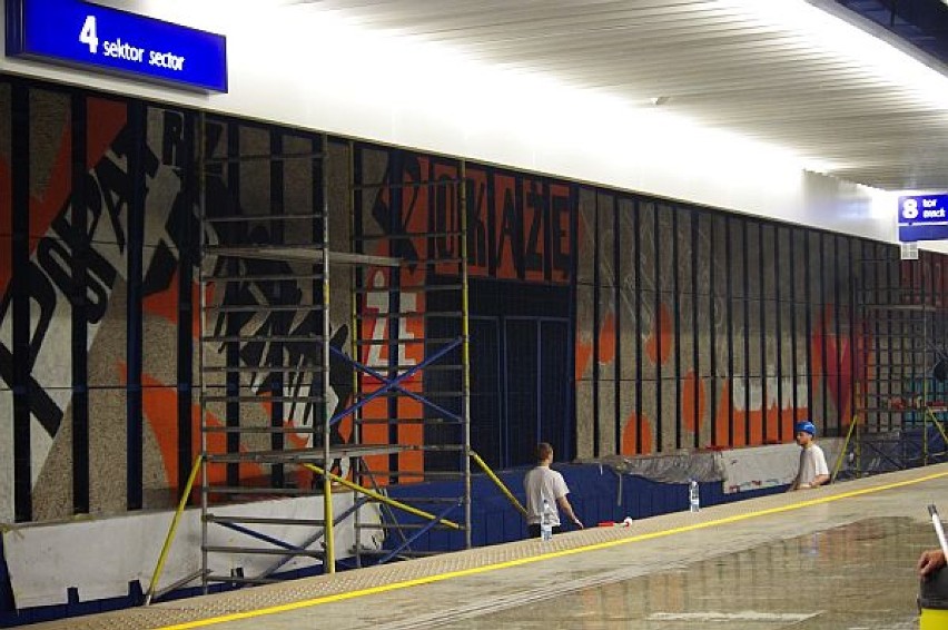 Graffiti powstaje przy ścianie peronu 4 na Dworcu Centralnym