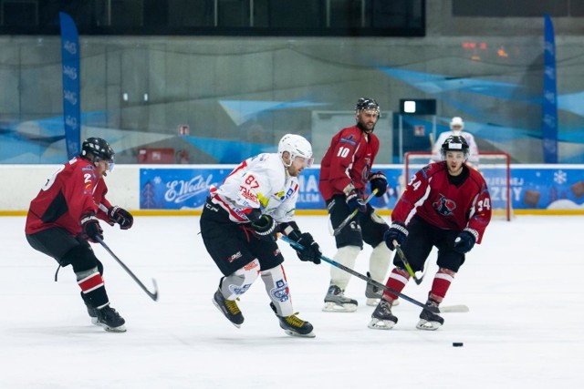 Bydgoscy hokeiści przegrali z Warsaw Capitals 3:12 (0:4, 1:3, 2:5) w kolejnym meczu grupy północnej II ligi.
ZDJĘCIA Z TRYBUN I TAFLI TORBYDU >>>>>>>>