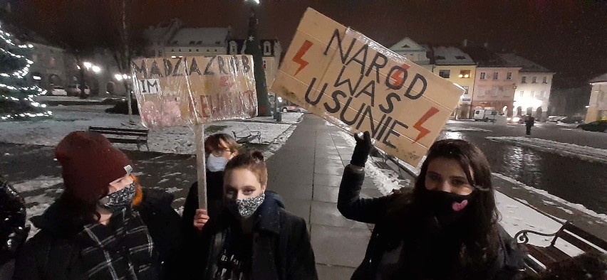 Strajk Kobiet w Wodzisławiu Śląskim. Dziś na Rynku frekwencja niewielka. Było 12 osób. Zobacz ZDJĘCIA