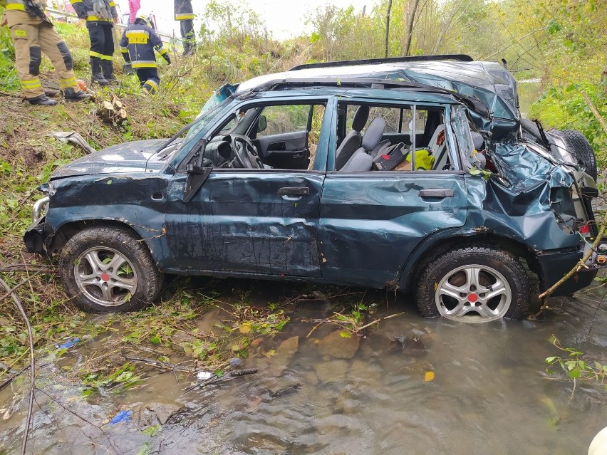 Wypadek na drodze krajowej nr 28 w Leszczawie Dolnej. Samochód dachował w potoku [ZDJĘCIA]