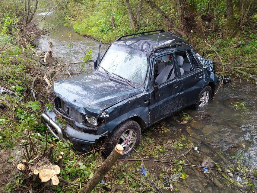 Wypadek na drodze krajowej nr 28 w Leszczawie Dolnej. Samochód dachował w potoku [ZDJĘCIA]