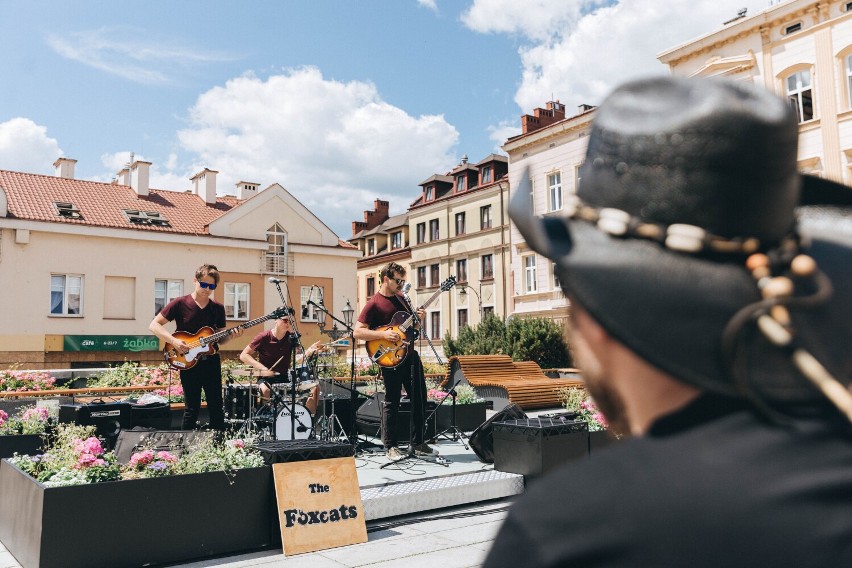  Koncert zespołu The FoxCats na skwerze kultury obok rzeszowskiego ratusza