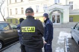 Ewakuacja Sądu Rejonowego w Lesznie. To już kolejny alarm bombowy w mieście. Piąty z kolei [ZDJĘCIA]