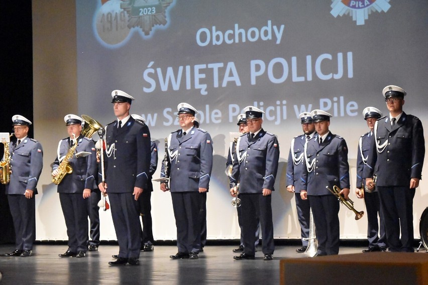 Pracownicy Szkoły Policji w Pile odebrali medale, odznaczenia, awanse i wyróżnienia. Zobaczcie zdjęcia