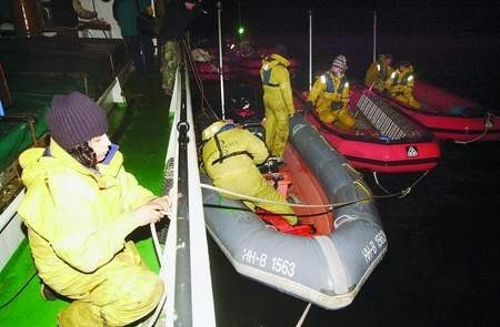 Już w nocy, ze środy na czwartek, ekolodzy z Greenpeace na swoich łodziach przygotowywali sprzęt do akcji. W czwartek po południu zablokowali wejście statku ,Hope&quot; do gdyńskiego portu