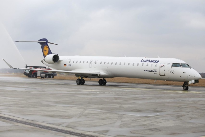 Lufthansa

•	Limit bezpłatnego bagażu zależy od klasy,...