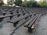 Park Przyjaźni w Kaliszu. Wandale regularnie niszczą amfiteatralne ławki ZDJĘCIA