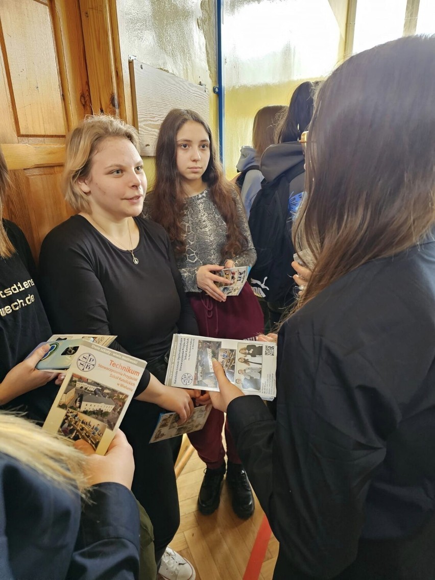 Akcja EduEWI 2023. Wieluńskie licea, technika i branżówki promowały w całym powiecie ofertę edukacyjną na rok szkolny 2023/24 FOTO