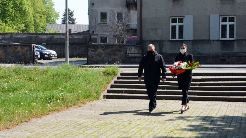 Radomsko: 75 rocznica zakończenia II wojny światowej. Kwiaty od władz powiatu