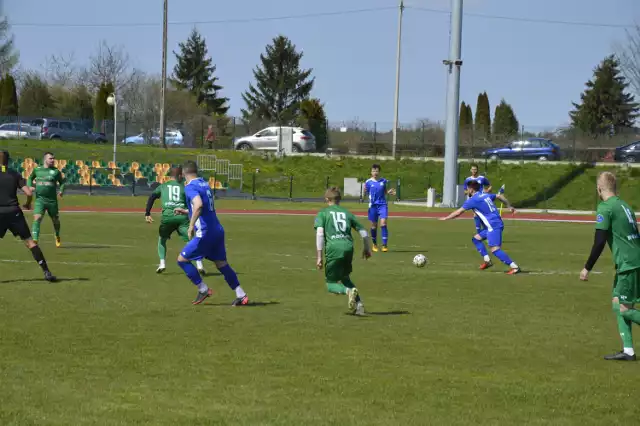 Piłkarze Olimpii (niebieskie stroje) zagrają tym razem na własnym terenie