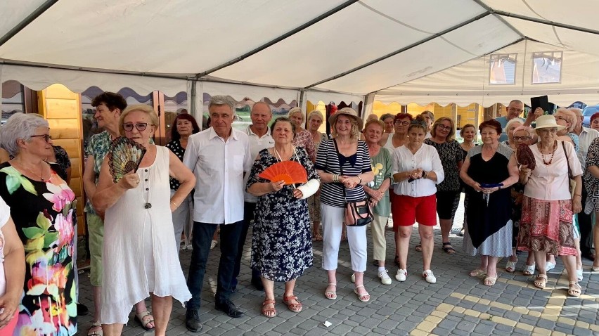 W spotkaniu uczestniczyli seniorzy należący do stowarzyszeń,...