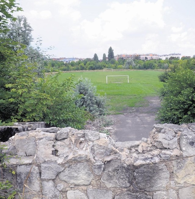 Teren wokół stadionu E. Szyca od lat niszczeje. Wciąż nie wiadomo co powstanie w tym miejscu	fot. archiwum