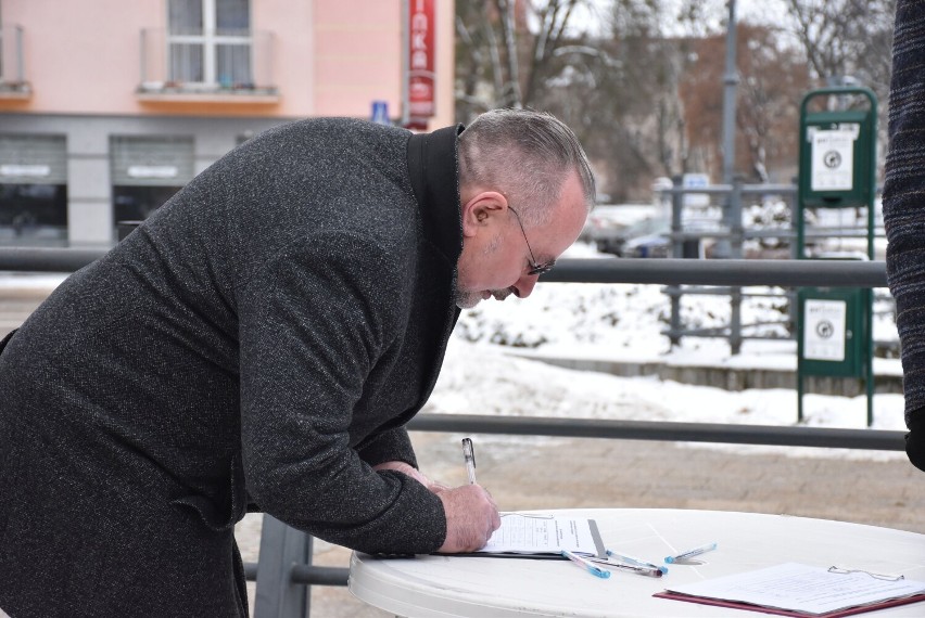 "Tak dla In Vitro" w Malborku. Parlamentarzystki Koalicji Obywatelskiej zbierały podpisy pod projektem ustawy 