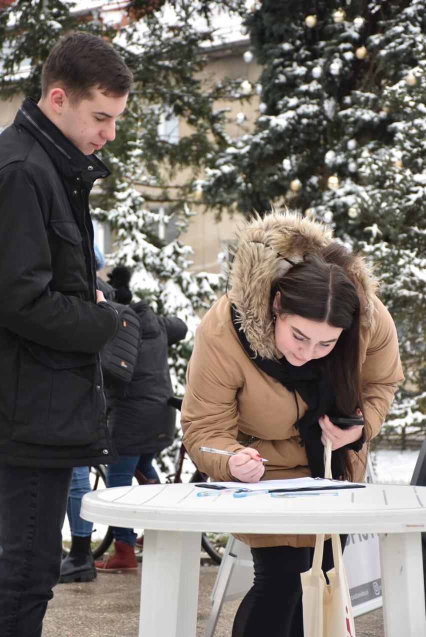 "Tak dla In Vitro" w Malborku. Parlamentarzystki Koalicji Obywatelskiej zbierały podpisy pod projektem ustawy 