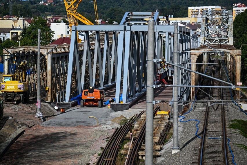 Zobacz, jak postępuje budowa nowego mostu kolejowego w Przemyślu [ZDJĘCIA]