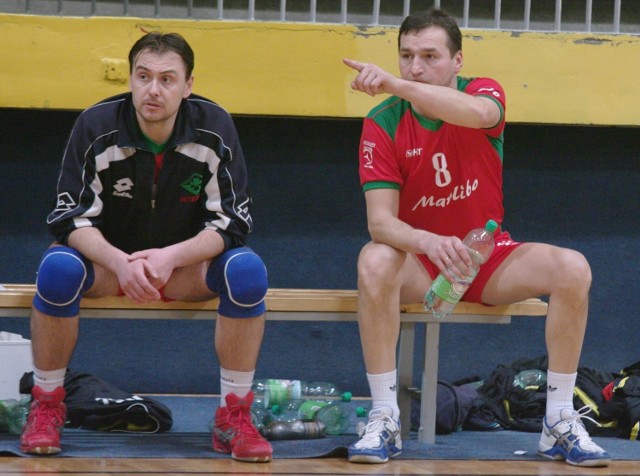 Trener Kłosa Olkusz Roman Socha (z prawej) pokazuje swoim zawodnikom kierunek w rozgrywkach, czyli ciągle do przodu