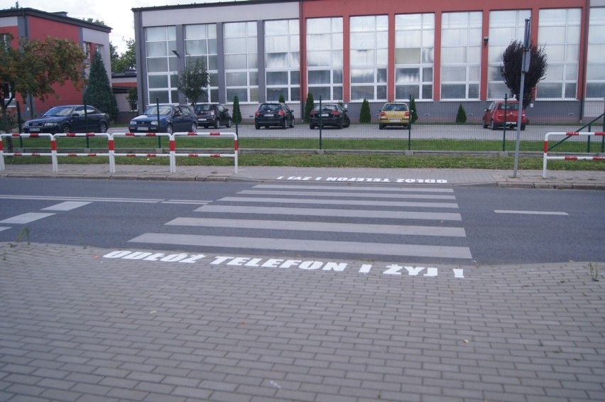 Bezpieczne Radomsko. Napisy "Odłóż telefon i żyj!" przy...