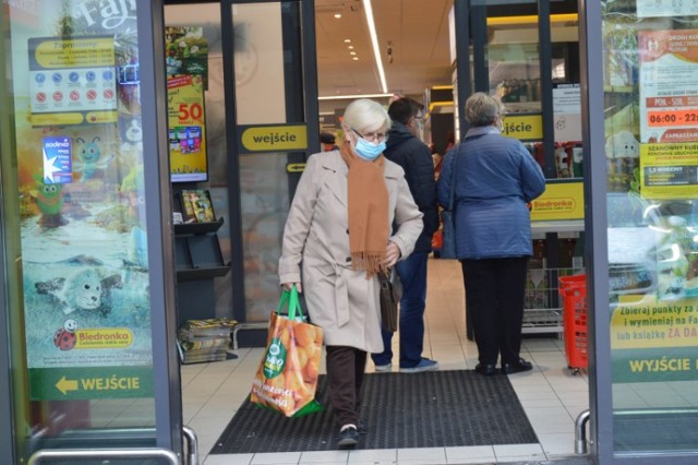 Od 15 października w całej Polsce obowiązują tzw. godziny dla seniorów. Oznacza to, że w godz. 10 – 12 w sklepach spożywczych, drogeriach, aptekach obsługiwane mogą być wyłącznie osoby po 60. roku życia.