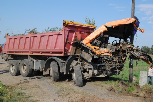Granowo. 54-letni kierowca ciężarówki wjechał wprost po koła lokomotywy relacji Wolsztyn-Poznań. 

Zobacz więcej: Ciężarówka zderzyła się z lokomotywą. Zdjęcia