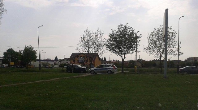 Kolizja w Kraśniku: Kierowca fiata wjechał w drzewo.