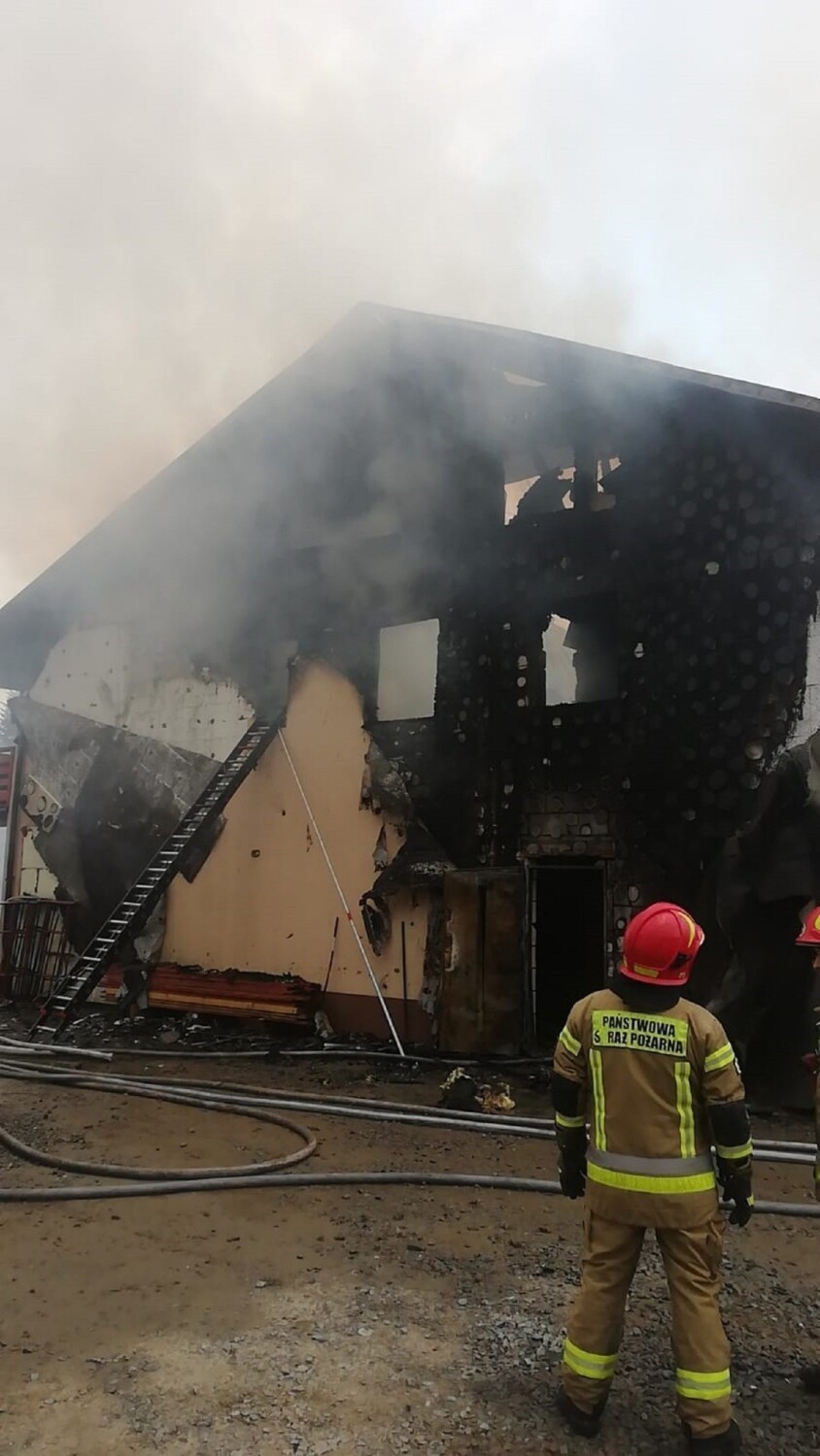Pożar domu i warsztatu samochodowego w Wiśle. Ogniem objęty był cały obiekt. 6 osób samo opuściło budynek