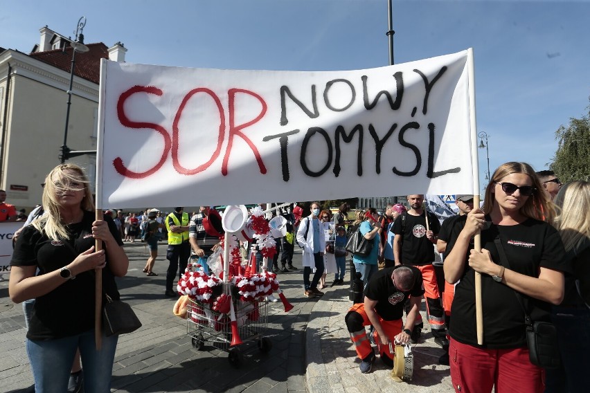 Protest pracowników ochrony zdrowia w Warszawie. Żądają radykalnych zmian i podwyżek. "Nie chcemy umierać na stanowiskach"