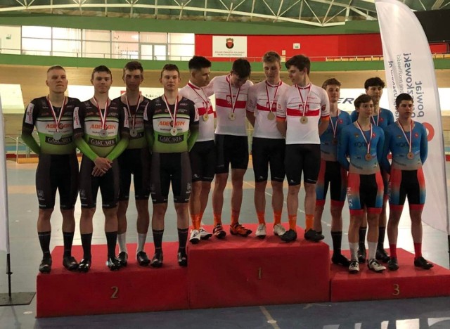 Srebrny medal w wyścigu drużynowym na 4 km zdobyli: Kamil Dolak, Mateusz Olejnik, Piotr Kij i Janek Gadera.