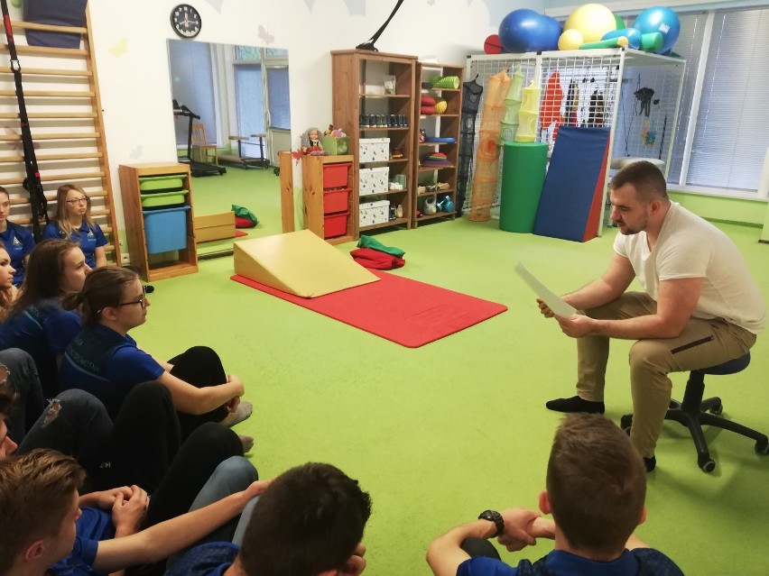 Klasa rehabilitacyjno-zdrowotna z ZSP 1 w Radomsku na zajęciach praktycznych 