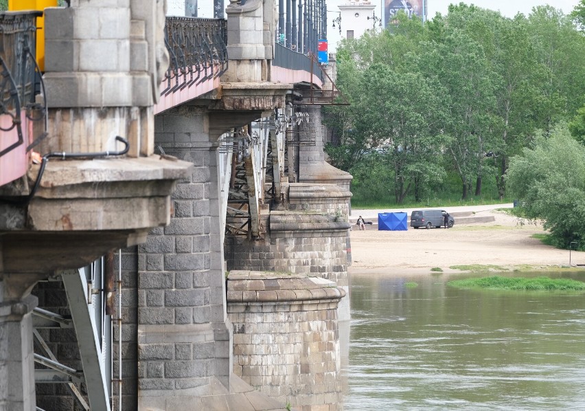 Tragedia na praskiej plaży. Mężczyzna spadł z mostu Poniatowskiego